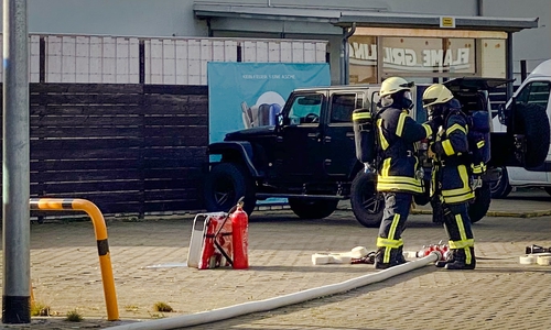 Aus einem Auto trat Gas aus. Die Feuerwehr musste eingreifen.