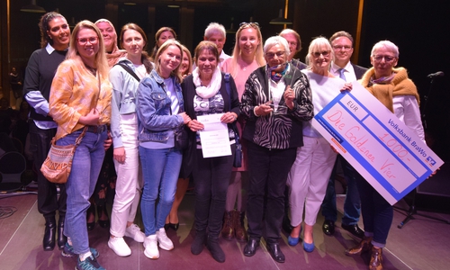 Die „goldenen Vier“ ließen es sich nicht nehmen zu ihrer Preisverleihung auch Personen, die bei ihnen Sprachkurse besucht hatten, mit auf das Foto zu holen.