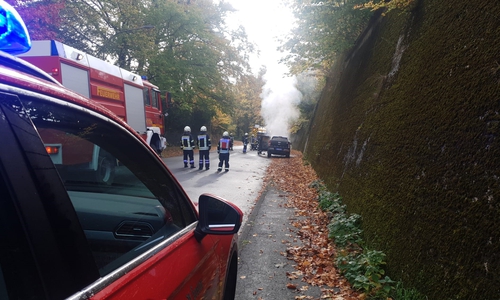 Die Feuerwehr Goslar bei einem Fahrzeig-Brand „Am Friedhof“ am heutigen Sonntag.