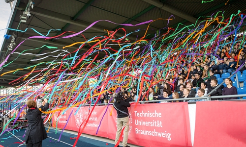 Höhepunkt der Erstsemesterbegrüßung 2022: Bei der Stadionchoreographie wurde es dank unzähliger Luftschlangen bunt auf den Rängen. 