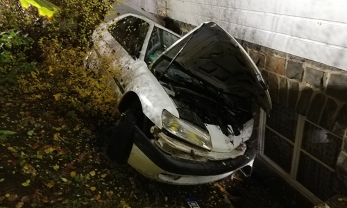 Das Auto prallte gegen eine Hauswand.