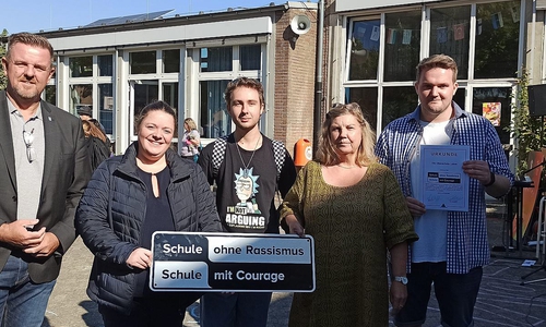Gemeindebürgermeister Andreas Busch, Geschäftsführerin des AWO-Kreisverband Region Harz Tjorven Maack, Schüler der Oberschule Kevin Ulm, Schulleiterin Antje Thomsen sowie Englisch- und Französischlehrer Manuel Lüdtke.