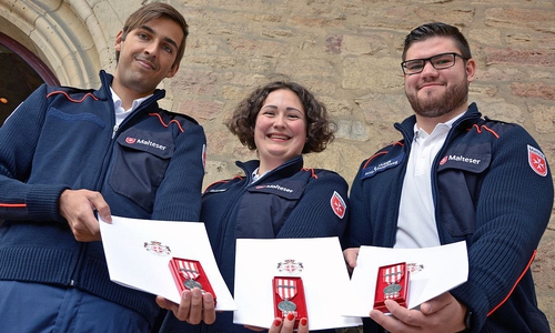 Simon Tümmler, Marika Bauer und Bennet Jaiser mit Urkunde und Einsatzmedaille.