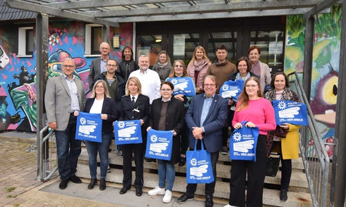 Stellten das Projekt vor: Christoph Maushake Stadt Salzgitter (Mittlere Reihe: 2. Von links), Friederike Schröder Beratungsstelle gegen sexuelle Gewalt (Vordere Reihe 1. Von rechts) und Claudia Kramer Polizeiinspektion Salzgitter/Peine/Wolfenbüttel (Vordere Reihe 3. Von links)