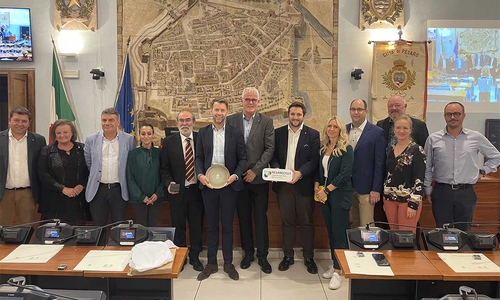 Empfang in Pesaro: Die Wolfsburger Delegation beim offiziellen Empfang im Rathaus der Stadt Pesaro. Neben Oberbürgermeister Dennis Weilmann und seiner Frau, Janina Weilmann, nahmen Ratsvorsitzender Ralf Krüger, die Ratsmitglieder Jens Hortmeyer, Ludmilla Neuwirth und Jens Tönskötter sowie Christin Schnaithmann, Referatsleiterin Internationale Beziehungen, an der Delegationsreise teil.