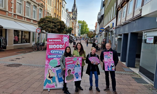 Stellen die Projektschmiede für Jugendliche vor (v.l.) Saha Onal-Elmas (Wirtschaftsförderung Stadt Peine), Anja Barlen-Herbig (Geschäftsführerin Peine Marketing), Nadine Bläsig (Stadtjugendpflegerin) und Peines Bürgermeister Klaus Saemann.