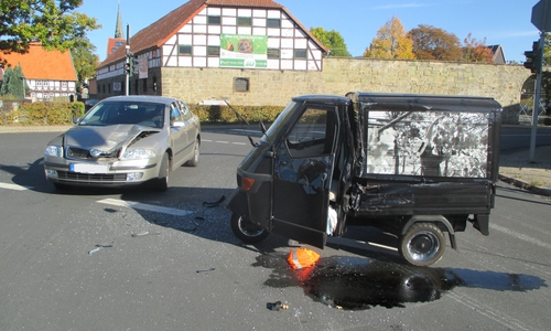 Beide Fahrzeuge mussten abgeschleppt werden.
