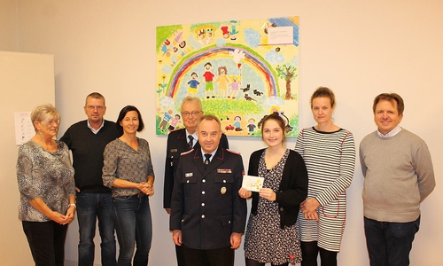 Vor einem Ergebnis des Kinder-Malwettbewerbs, v.l.n.r: Susanne Sassin (Jugendamt), Thomas Glimmann, Petra Kantenwein, Michael Klinghardt, Guido Ruhe, Mit-Organisatorin Maren Brinkmann, Sabrina Behse (Freie Träger), Erster Kreisrat Torsten Wendt.