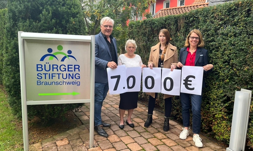 Symbolische Scheckübergabe im Garten der Bürgerstiftung: Andreas Day (Geschäftsführer von Imeracon), Susanne Tiedemann, Diana Schubert (beide Mitarbeiterinnen von Imeracon) und Andrea Reinhart vom Vorstand der Bürgerstiftung (v. li.).