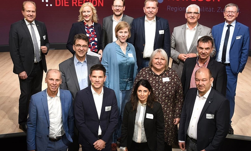1. Reihe (v.l.): Prof. Dr. Stefan Bratzel, Thomas Ahlswede-Brech, Daniela Cavallo, Matthias Wilhelm; Mitte (v.l.): Dr. Olaf Arndt, Garnet Alps, Eva Stassek, Prof. Dr. Andreas Rausch; hinten (v.l.): Gerhard Radeck, Moderatorin Carmen Hentschel, Thomas Krause, Matthias Disterheft, Wendelin Göbel, Armin Maus.
