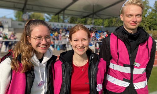 Organisierten mit ihren Mitabiturientinnen und –abiturienten den Sport- und Spieltag (v.l.nr.): Lena Senking, Sophie Hajok und Kevin Bursie.