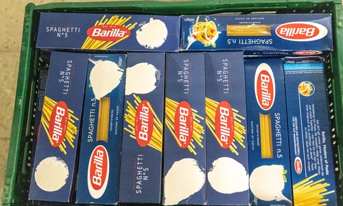 Die Aufkleber hinterließen deutliche Spuren auf den gespendeten Nudelpackungen.