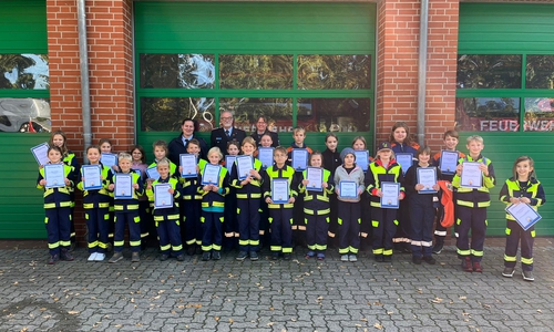Die stolzen "Brandflöhe" mit ihren Urkunden und Abzeichen.