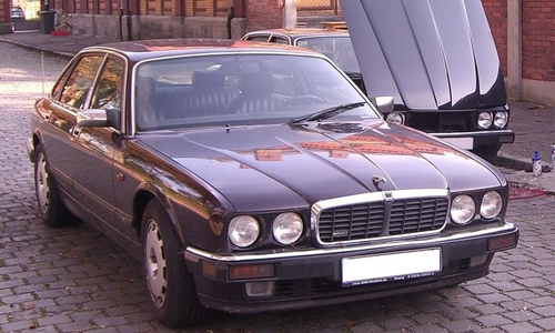 Der Jaguar hatte später ein Augsburger Kennzeichen. Zur Tatzeit ist die Zulassung unbekannt.