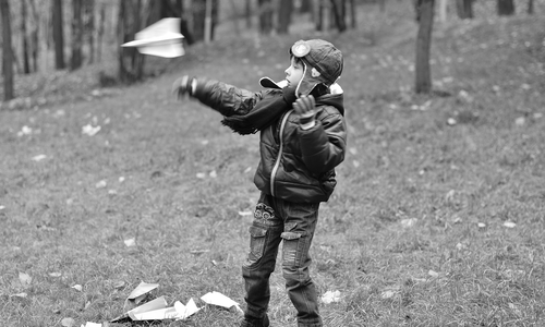 Das Spiel mit dem Papierflieger dürfte jeder kennen.