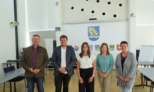 Gemeindebürgermeister Andreas Busch (li.) heißt den neuen Konrektor Maximilian Hömme im Ratssaal des Rathauses willkommen. Mit dabei waren auch (v.l.) Sandra Sauerbrei, Nicole Behlendorf und Heike Busch.