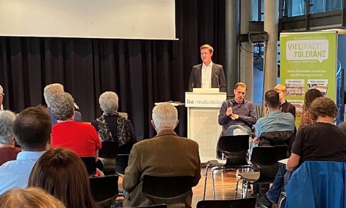Moderator Leon Bischoff begrüßt die Teilnehmenden der diesjährigen Demokratiekonferenz.