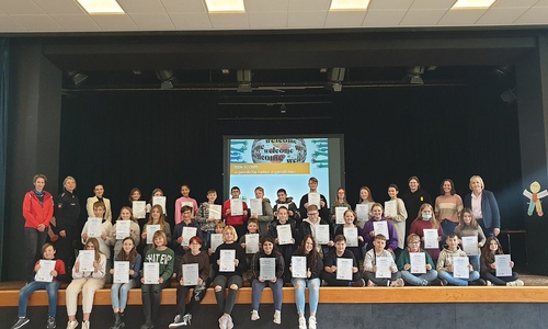 Teen-Scouts mit Urkunden