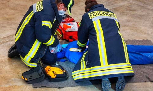 Die Kameraden und Kameradinnen der First-Responder-Einheiten im Wiederbelebungs-Training – noch mangelt es an einer richtigen Übungspuppe