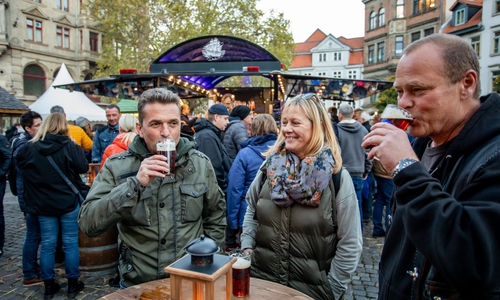 Besucherinnen und Besucher genossen den Klassiker der mummegenussmeile – das Braunschweiger Mumme-Bier.