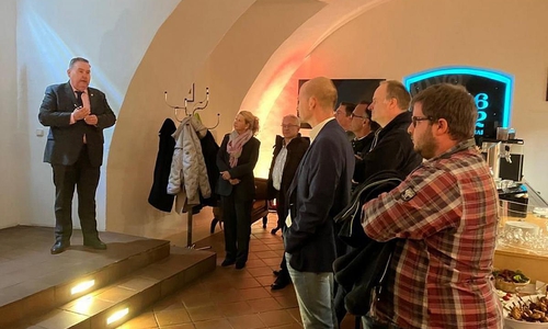 In den Räumlichkeiten der Klosterbrennerei Wöltingerode kommen die Teilnehmenden ins Gespräch.