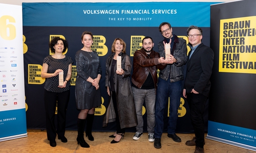 v.l.n.r.: Florence Houdin (Vorstandsvorsitzende), Alexandra Baum-Ceisig (VWFS), Senta Berger (Europa-Preisträgerin), David Kapac & Andrija Mardešićzu (Volkswagen Financial Services Preisträger), Maik Schöttke (Jury).