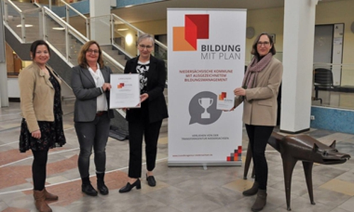 Svetlana Kiel (v. l. n. r.) und Friederike Meyer zu Schwabedissen übergeben die "Bildung mit Plan"-Urkunde an Iris Bothe und Petra Ringmann