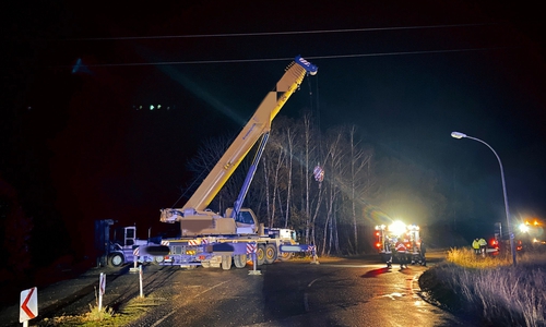 Der Lastenkran hatte die Stromleitung berührt.