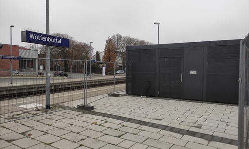 Hinter dem Bahnhof wird das Fahrradparkhaus gebaut.