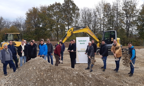 Bürgermeister Malte Schneider (6.v.re.) beim Ersten Spatenstich für den Schöninger Bikepark mit (v.re.) Max Büttner (Dirtways), Helmut Wensing (Bürgerstiftung Ostfalen), Kai Engel (Stadt Schöningen), Henry Bäsecke (Leader-Vorsitz Grünes Band), Michael Schmidt (Leader-Regionalmanager) und Stadtjugendpfleger Christian Nöring.