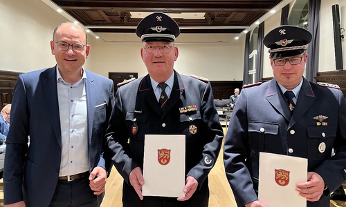 Bürgermeister Erik Homann (l.) mit Stadtbrandmeister Jürgen Warnecke (Mitte) und Andreas Kaschkilan.
