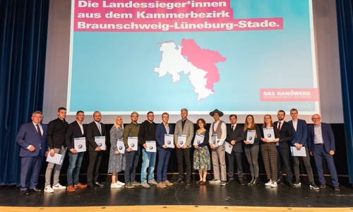 Die besten Nachwuchshandwerker Niedersachsens aus dem Bezirk der Handwerkskammer Braunschweig-Lüneburg-Stade mit Präsident Detlef Bade (links) und Hauptgeschäftsführer Eckhard Sudmeyer (rechts).