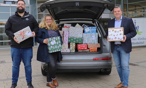 V.l.: Adrian Möker, Präsident Round Table 112 Wolfenbüttel/Salzgitter, Nadine Bomeier und Axel Burghardt, Geschäftsführer des Städtischen Klinikums, bei der Päckchenübergabe