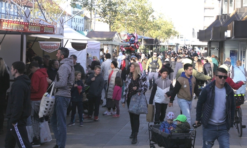 Der verkaufsoffene Sonntag und der begleitend stattfindende Herbstmarkt lockten zahlreiche Besucherinnen und Besucher in die Stadtmitte.