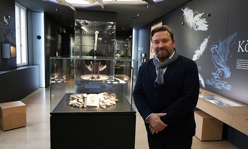 Mike Reich neben der Vitrine, in der der älteste Vogel Niedersachsens präsentiert wird.