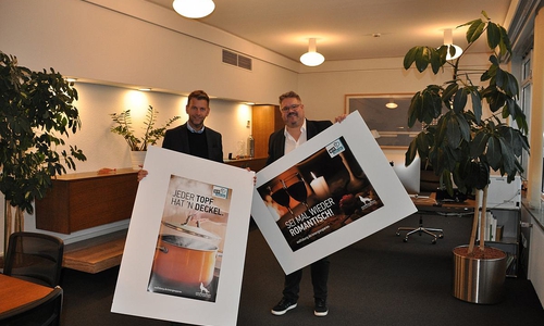 Oberbürgermeister Dennis Weilmann und Kommunikations-Chef Lars Vollmering präsentieren ausgewählte Motive der "Wir regeln das"-Kampagne.
