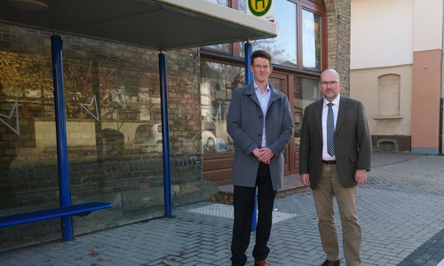 Bürgermeister Tobias Grünert (links) und Michael Grabsch (Bauamtsleiter) vor der neu ausgebauten Haltestelle „Taubenstraße“.