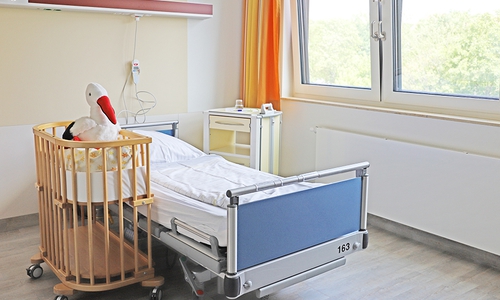 In den zwei Einzel- und vier Zweitbettzimmern können dann bis zu zehn Patientinnen versorgt werden.