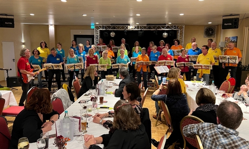 Die Mitglieder des Chors „popCHORn“ traten bei der Dankeschönveranstaltung für Pflegeeltern auf. 