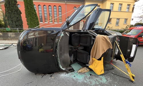 Vom auf der Seite liegenden Auto musste das Dach entfernt werden, um den Fahrer zu befreien.