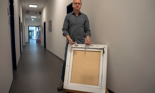 Klaus Ahne mit einem Fenster, dessen Beschläge umgerüstet wurden. Trotz massiver Einwirkung hielt es den Hebelversuchen stand und blieb verschlossen.