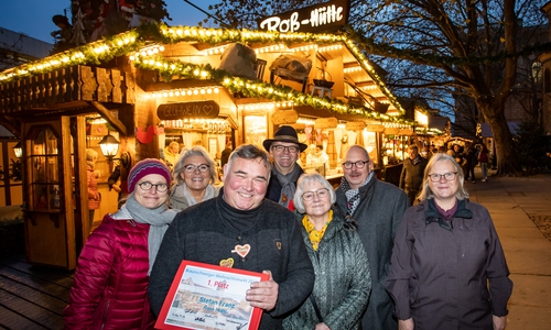 Der Gewinnerstand „Ross-Hütte“ von Stefan Franz (ganz vorne) ist in diesem Jahr bereits zum 40. Mal Teil des Braunschweiger Weihnachtsmarktes. Es freuen sich die Jurymitglieder (v. li.) Dompredigerin Cornelia Götz (Braunschweiger Dom), Ingeborg Obi-Preuß (Braunschweiger Zeitung), Thomas Bronswyk (Schaustellerverband Braunschweig), Ulrike Neumann (Braunschweig Stadtmarketing GmbH), Karsten Ziaja (Arbeitsausschuss Tourismus Braunschweig e. V.) und Bezirksbürgermeisterin Jutta Plinke. Es fehlt: Jurymitglied Astrid Striese (Arbeitsausschuss Innenstadt Braunschweig e. V.).