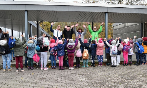 Freuen sich über das erste Mal Sport (von links): Daniela Kluge (stellv. Vorsitzende des MTV Vorsfelde), Yvonne Gadau (komm. Leiterin AWO-Kita Detmerode), Â Sandra Heidmann (Leiterin AWO-KiFaZ Kreuzheide) und Lutz Hilsberg (Vorsitzender MTV Vorsfelde) mit Kindern aus den beiden AWO-Einrichtungen.