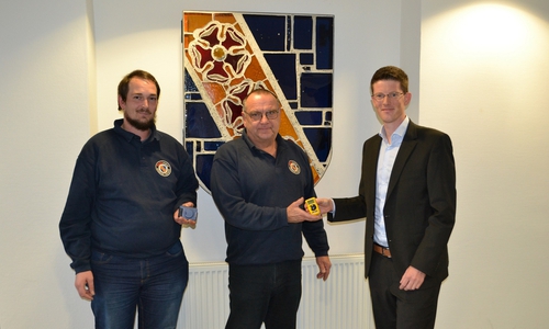 Bürgermeister Grünert, Gemeindebrandmeister Goldbeck und Gemeindefunkbeauftragter Matthies (v. re.).