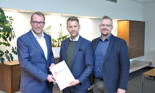 Stefan Muhle, Staatssekretär des Niedersächsischen Wirtschaftsministeriums, Oberbürgermeister Dennis Weilmann und Dr. Sascha Hemmen, Leiter Referat Digitalisierung und Wirtschaft (von links), bei der Übergabe des vorläufigen Förderbescheids.
