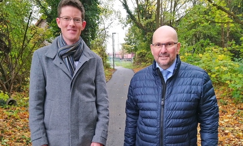 Bürgermeister Tobias Grünert (links) und Michael Grabsch (Bauamtsleiter) auf dem nun ausgebauten Schreberweg (im Hintergrund ist der Bahnhof zusehen)
