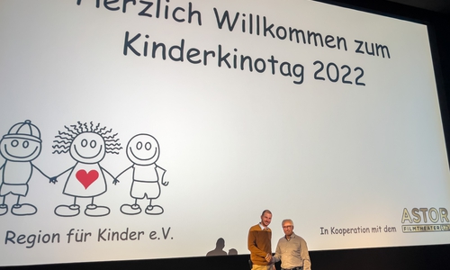 Lukas Sitterz (Astor Filmpalast) und Michael Schwarze (Eine Region für Kinder e.V.) (v. li.).