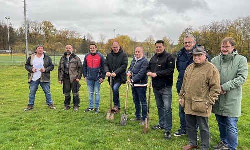 Setzten zum ersten Spatenstich an: Bürgermeister Erik Homann (4.v.l.), Pascal Herrewyn und Robert Gohlke.