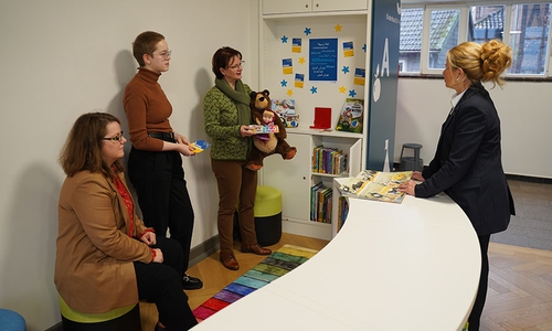 Oberbürgermeisterin Urte Schwerdtner (v. re.) im Gespräch mit Kirsten Brocks, Leiterin der Stadtbibliothek, Hannah Löck (Bundesfreiwilligendienst) und Marleen Mützlaff, Fachbereichsleiterin Kultur