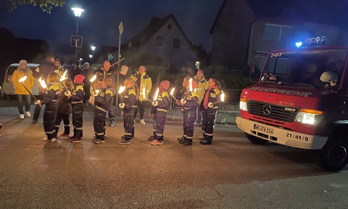 Kinder der Kinderfeuerwehr Leinde zu Beginn des Umzugs.
